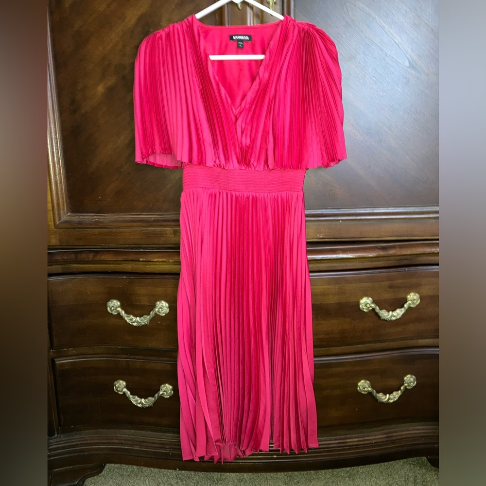 Express XS pleated fuchsia dress